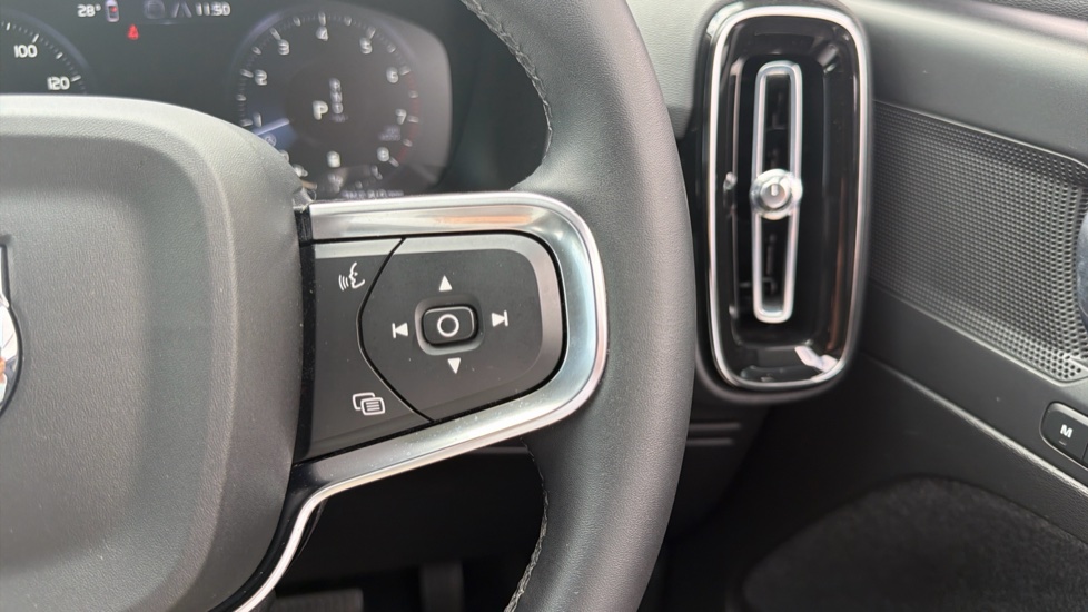 Volvo XC40 2.0 B4P Inscription Pro 5dr Auto [7 speed] Petrol Estate - Image 22