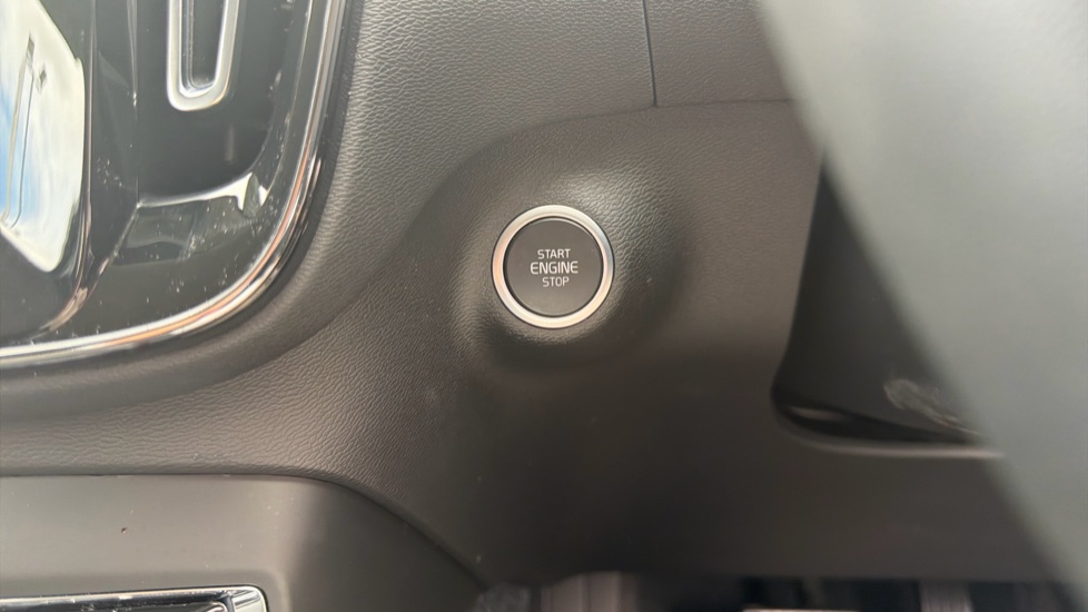Volvo XC40 2.0 B4P Inscription Pro 5dr Auto [7 speed] Petrol Estate - Image 27
