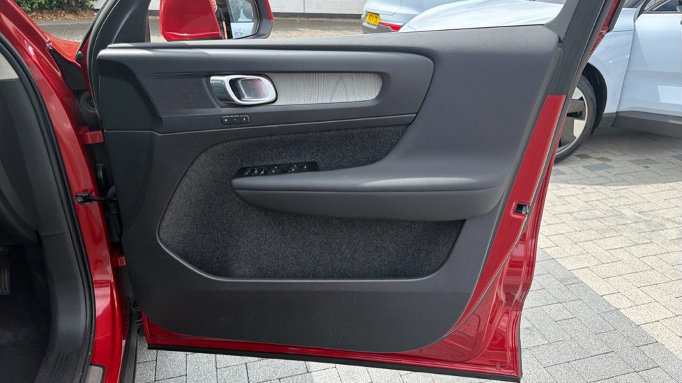 Volvo XC40 2.0 B4P Inscription Pro 5dr Auto [7 speed] Petrol Estate - Image 29