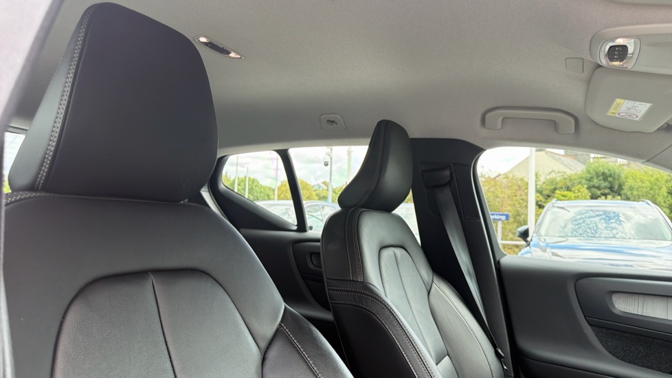 Volvo XC40 2.0 B4P Inscription Pro 5dr Auto [7 speed] Petrol Estate - Image 31