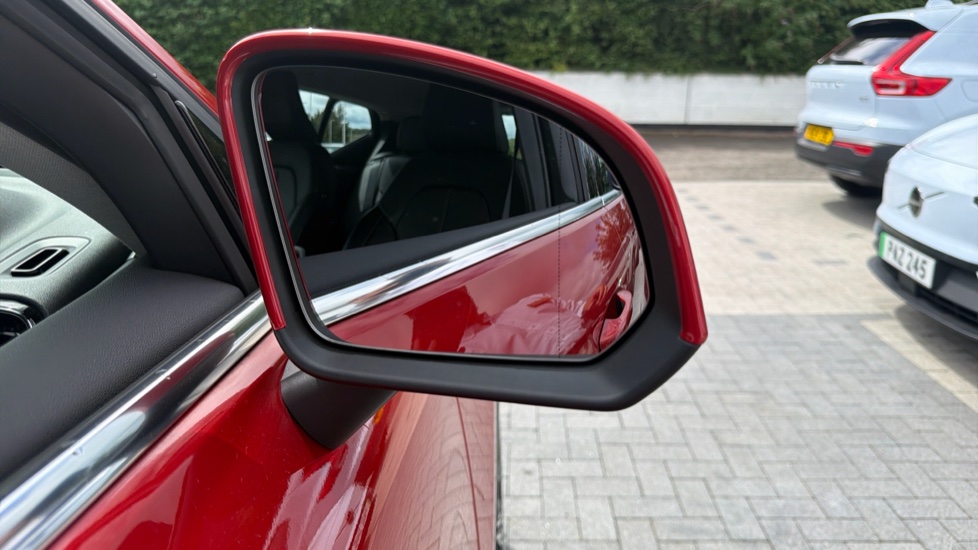 Volvo XC40 2.0 B4P Inscription Pro 5dr Auto [7 speed] Petrol Estate - Image 32