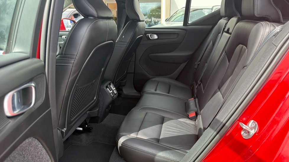 Volvo XC40 2.0 B4P Inscription Pro 5dr Auto [7 speed] Petrol Estate - Image 33