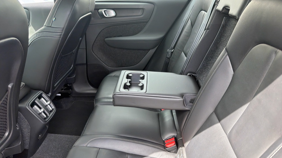 Volvo XC40 2.0 B4P Inscription Pro 5dr Auto [7 speed] Petrol Estate - Image 34