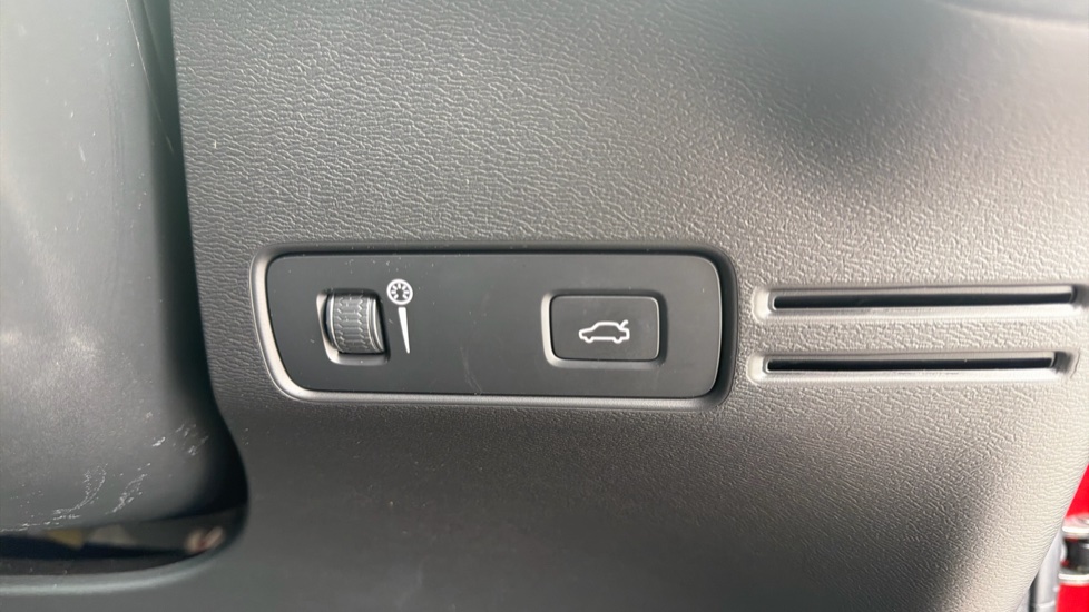 Volvo XC40 2.0 B4P Inscription Pro 5dr Auto [7 speed] Petrol Estate - Image 35