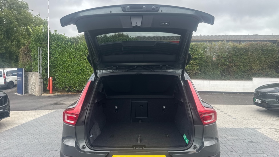 Volvo XC40 2.0 B4P Plus Dark 5dr Auto Petrol Estate - Image 13