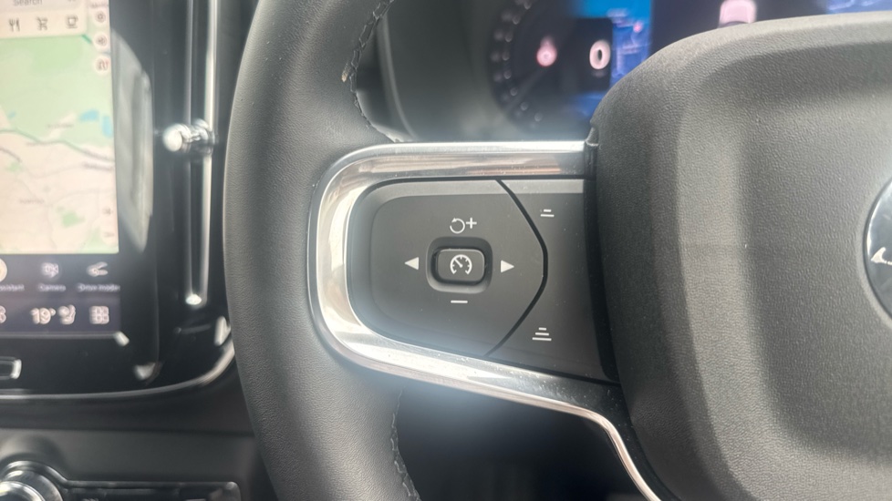 Volvo XC40 2.0 B4P Plus Dark 5dr Auto Petrol Estate - Image 21