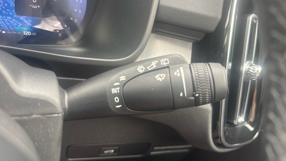 Volvo XC40 2.0 B4P Plus Dark 5dr Auto Petrol Estate - Image 23