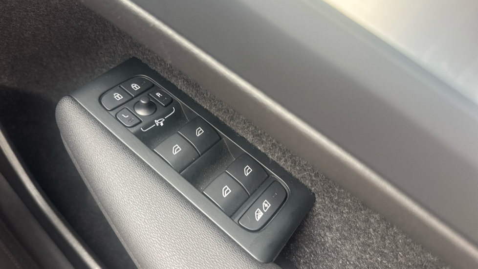 Volvo XC40 2.0 B4P Plus Dark 5dr Auto Petrol Estate - Image 24