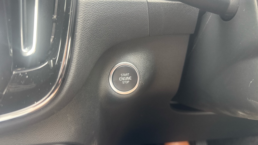 Volvo XC40 2.0 B4P Plus Dark 5dr Auto Petrol Estate - Image 27