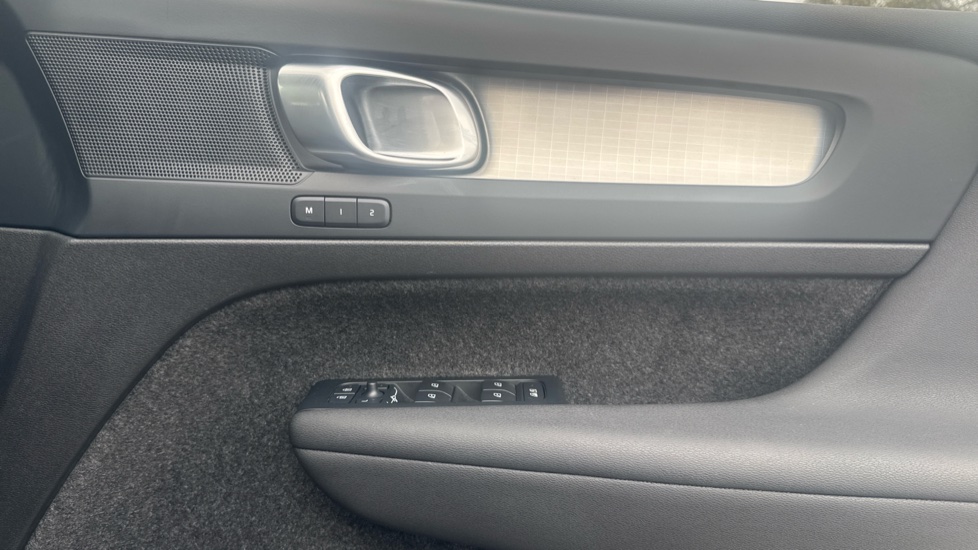 Volvo XC40 2.0 B4P Plus Dark 5dr Auto Petrol Estate - Image 29