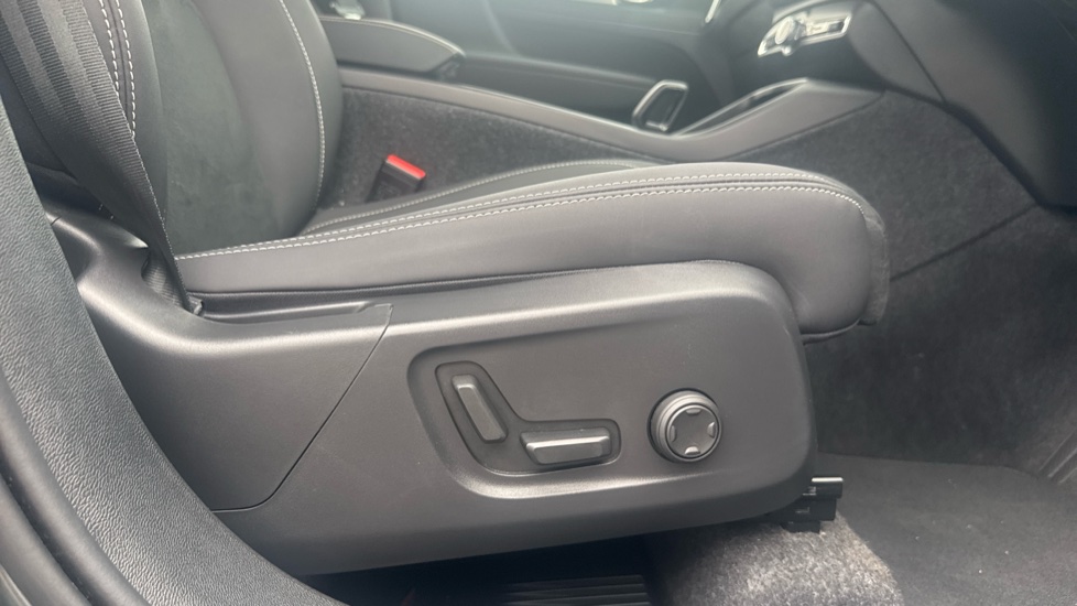 Volvo XC40 2.0 B4P Plus Dark 5dr Auto Petrol Estate - Image 30