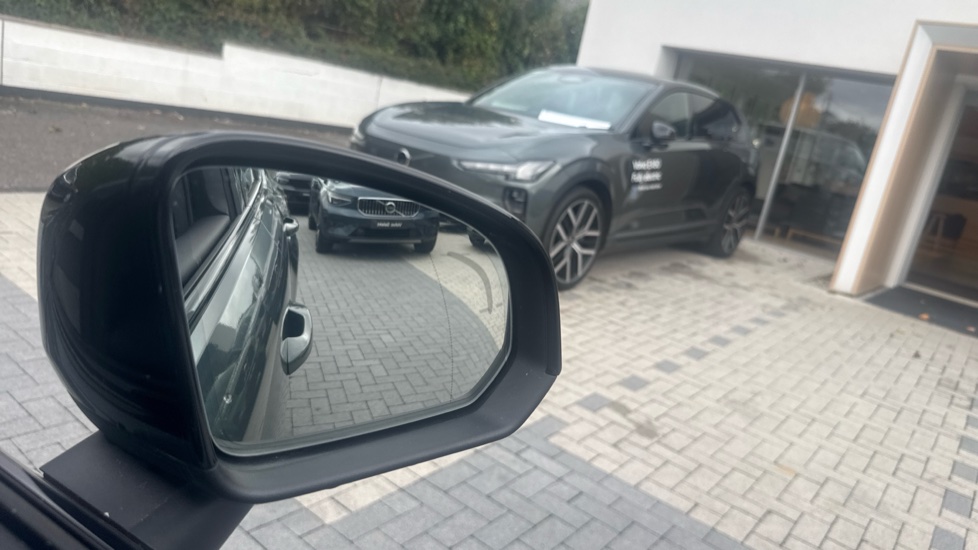 Volvo XC40 2.0 B4P Plus Dark 5dr Auto Petrol Estate - Image 32