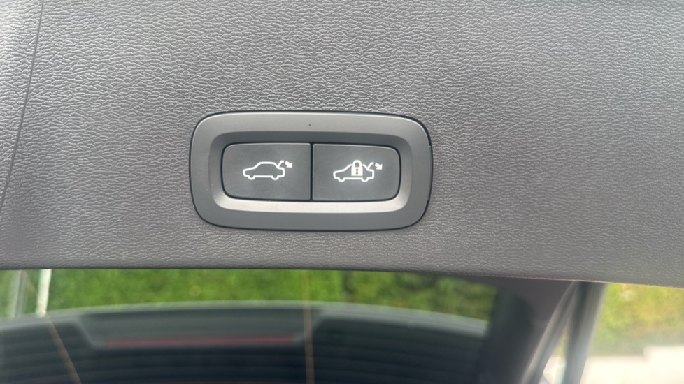 Volvo XC40 2.0 B4P Plus Dark 5dr Auto Petrol Estate - Image 35