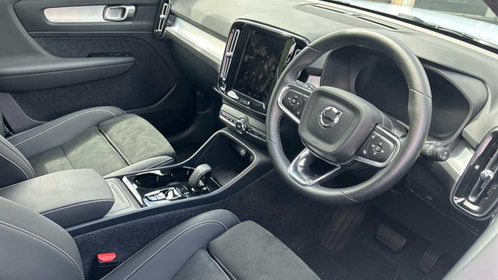 Volvo XC40 2.0 B4P Plus Dark 5dr Auto Petrol Estate - Image 4