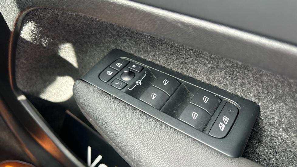 Volvo XC40 2.0 B4P Plus Dark 5dr Auto Petrol Estate - Image 17