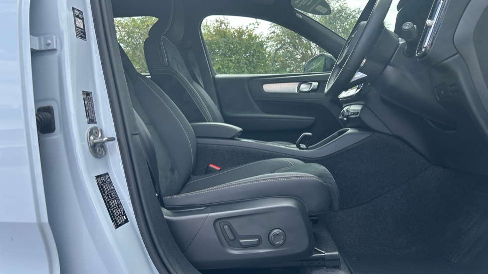 Volvo XC40 2.0 B4P Plus Dark 5dr Auto Petrol Estate - Image 19