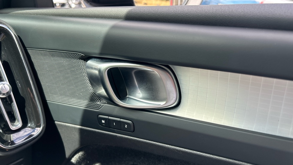 Volvo XC40 2.0 B4P Plus Dark 5dr Auto Petrol Estate - Image 20