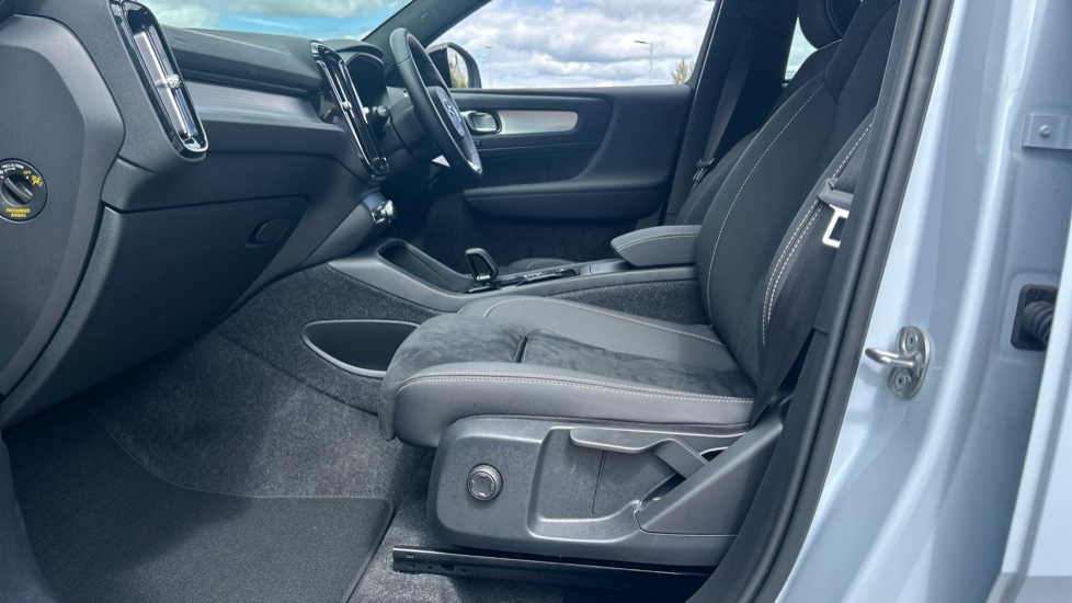 Volvo XC40 2.0 B4P Plus Dark 5dr Auto Petrol Estate - Image 21