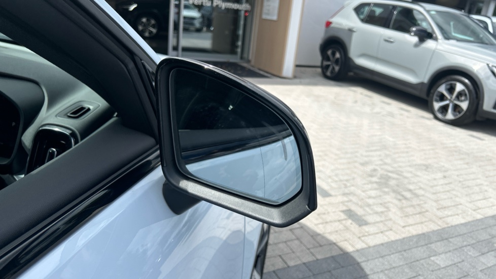 Volvo XC40 2.0 B4P Plus Dark 5dr Auto Petrol Estate - Image 22