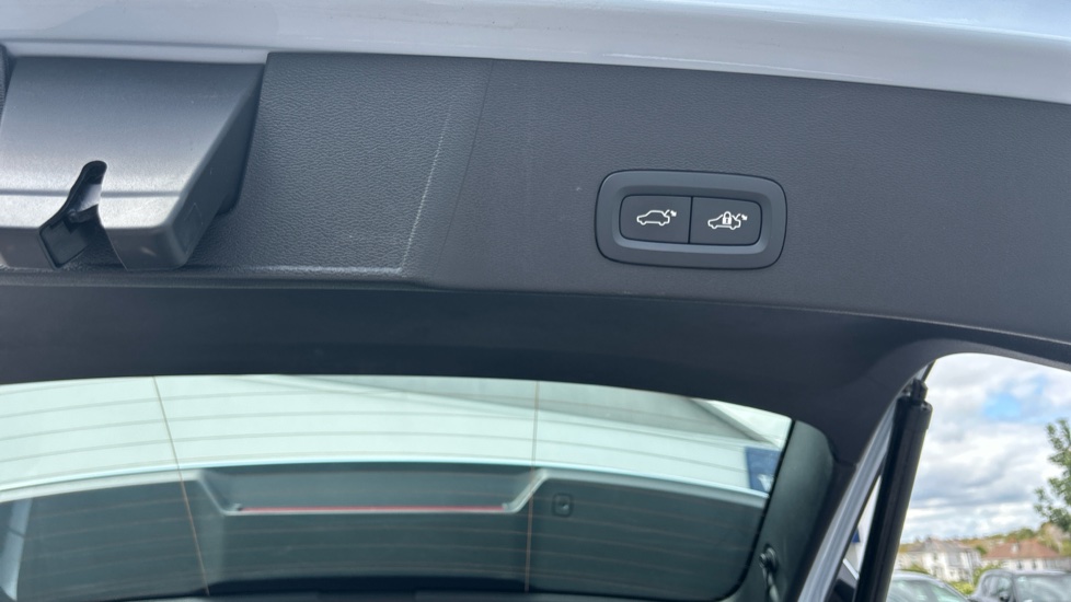 Volvo XC40 2.0 B4P Plus Dark 5dr Auto Petrol Estate - Image 25