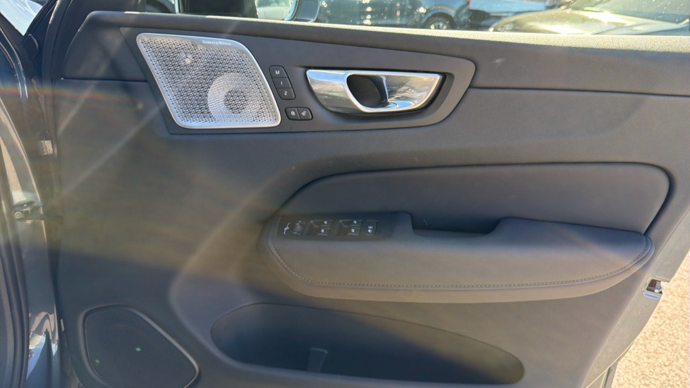 Volvo XC60 2.0 T8 [455] PHEV Ultra Dark 5dr AWD Geartronic Estate - Image 28