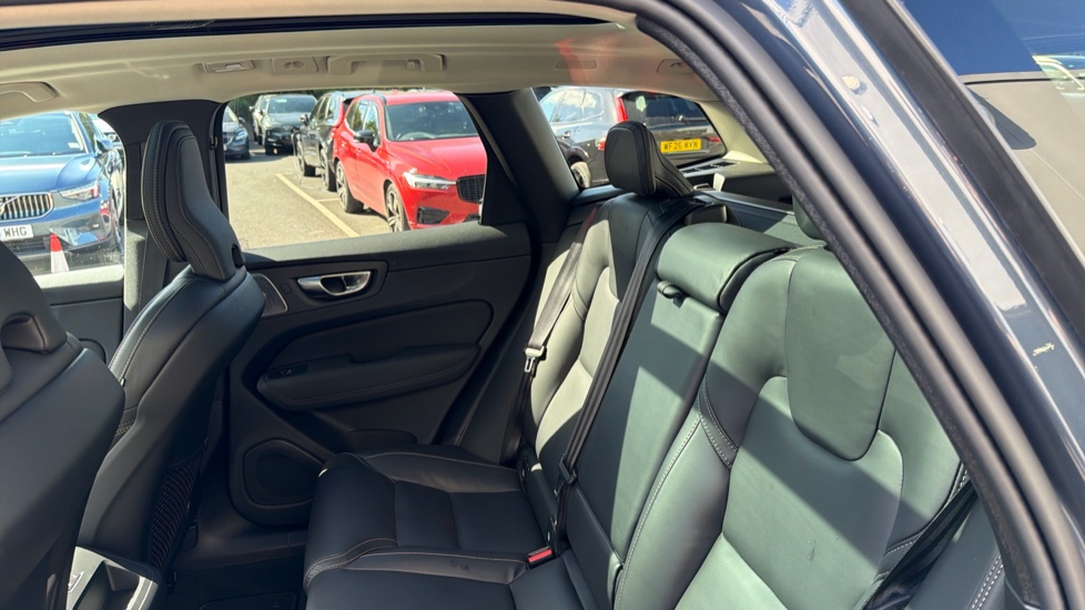 Volvo XC60 2.0 T8 [455] PHEV Ultra Dark 5dr AWD Geartronic Estate - Image 31