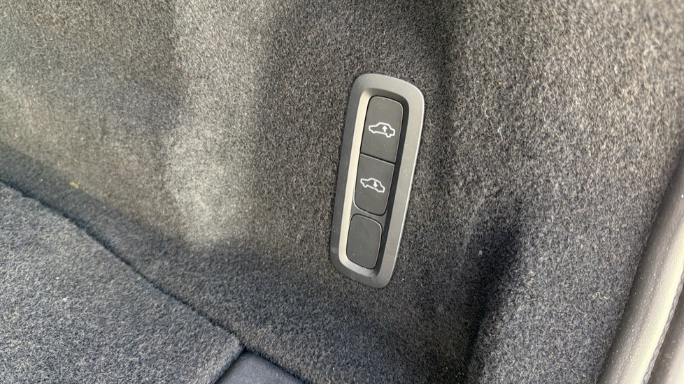 Volvo XC60 2.0 T8 [455] PHEV Ultra Dark 5dr AWD Geartronic Estate - Image 36