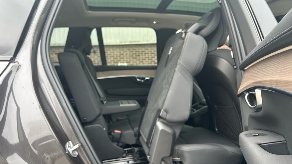 Volvo XC90 2.0 B5P Plus Dark 5dr AWD Geartronic Petrol Estate - Image 6