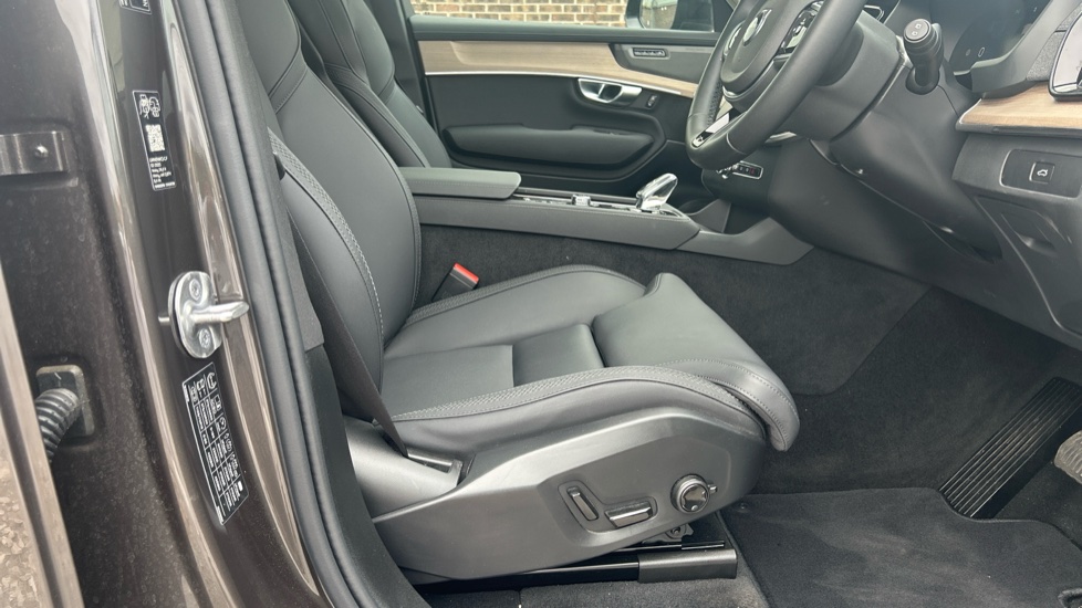 Volvo XC90 2.0 B5P Plus Dark 5dr AWD Geartronic Petrol Estate - Image 25