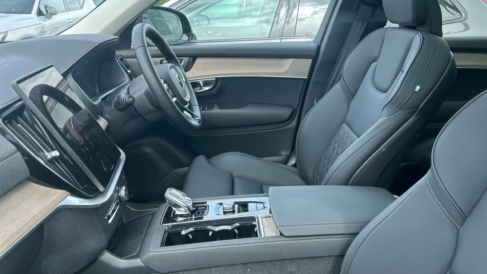 Volvo XC90 2.0 B5P Plus Dark 5dr AWD Geartronic Petrol Estate - Image 44