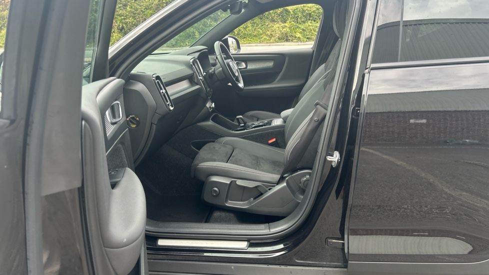 Volvo XC40 2.0 B3P Plus Dark 5dr Auto Petrol Estate - Image 23