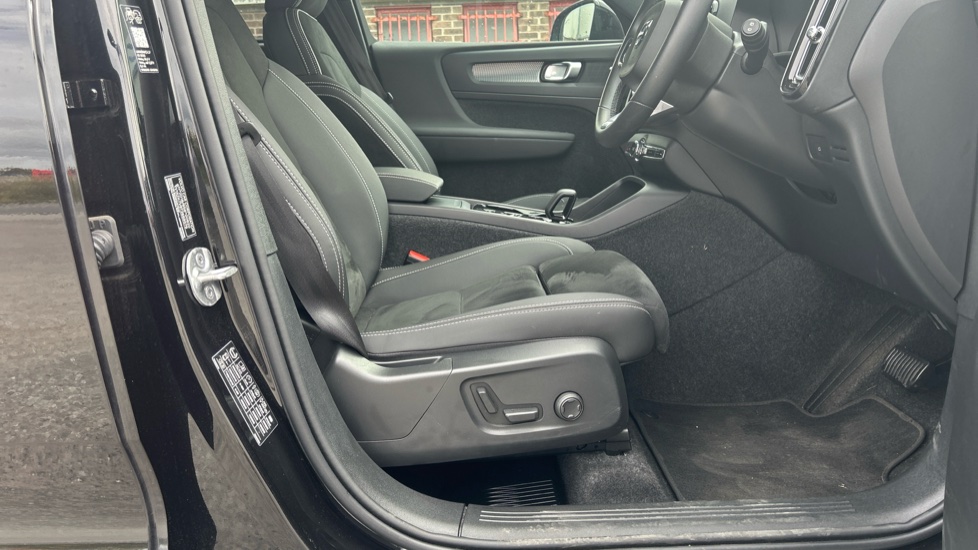 Volvo XC40 2.0 B3P Plus Dark 5dr Auto Petrol Estate - Image 25