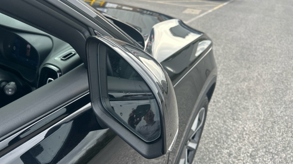 Volvo XC40 2.0 B3P Plus Dark 5dr Auto Petrol Estate - Image 27