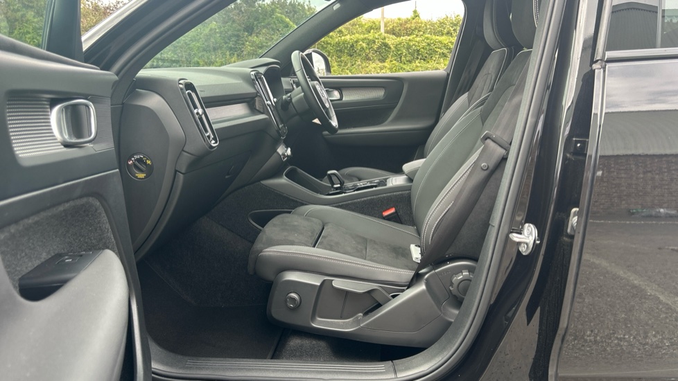 Volvo XC40 2.0 B3P Plus Dark 5dr Auto Petrol Estate - Image 28