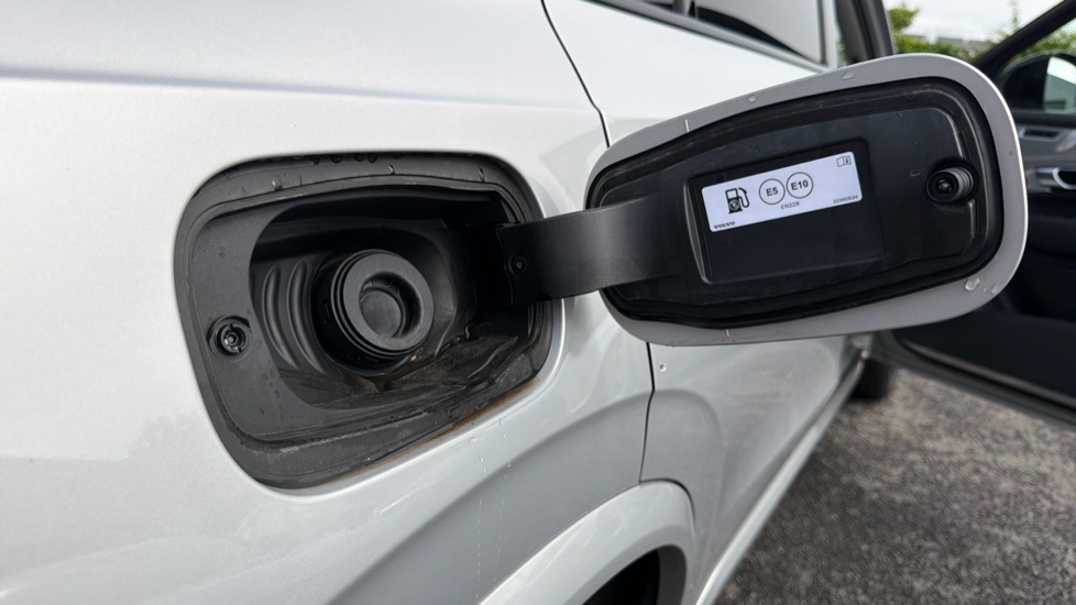 Volvo XC90 2.0 B5P Ultra Dark 5dr AWD Geartronic Petrol Estate - Image 16