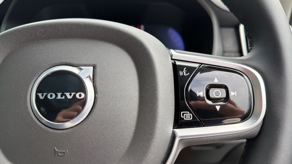Volvo XC90 2.0 B5P Ultra Dark 5dr AWD Geartronic Petrol Estate - Image 22