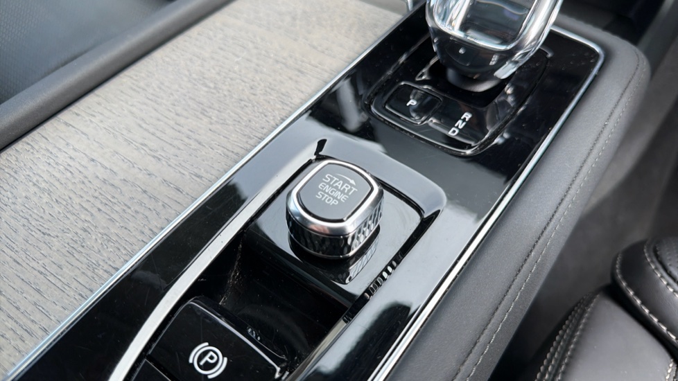 Volvo XC90 2.0 B5P Ultra Dark 5dr AWD Geartronic Petrol Estate - Image 27