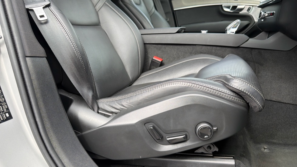 Volvo XC90 2.0 B5P Ultra Dark 5dr AWD Geartronic Petrol Estate - Image 30