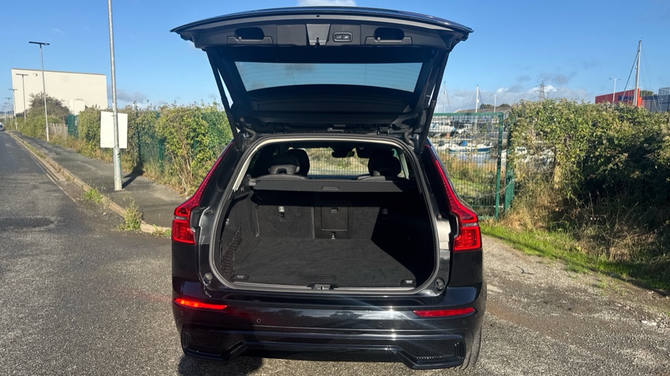 Volvo XC60 2.0 B5P Plus Dark 5dr AWD Geartronic Petrol Estate - Image 13