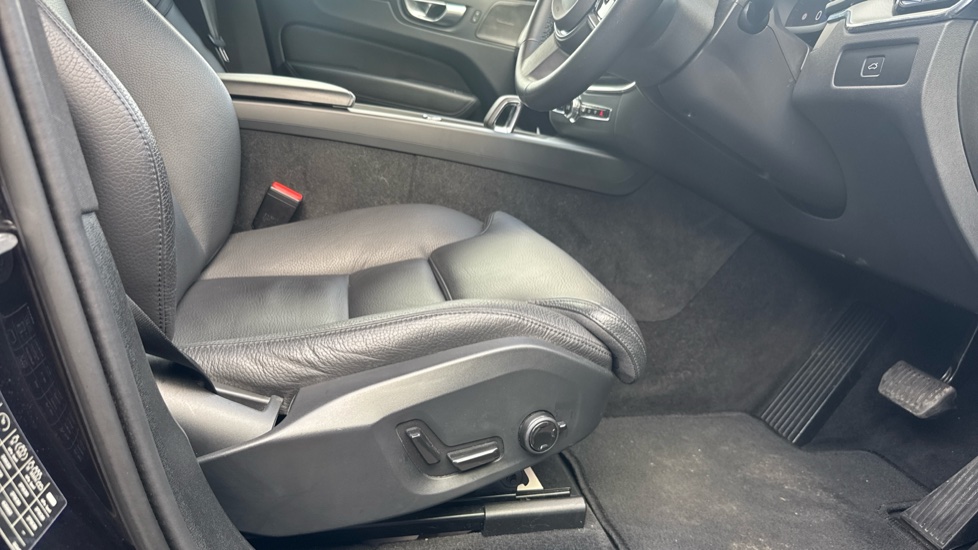 Volvo XC60 2.0 B5P Plus Dark 5dr AWD Geartronic Petrol Estate - Image 29
