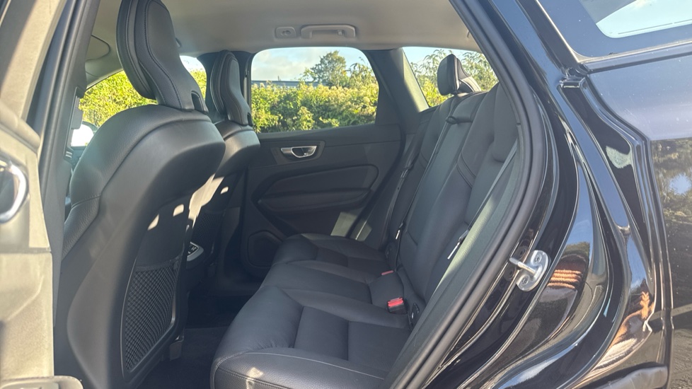 Volvo XC60 2.0 B5P Plus Dark 5dr AWD Geartronic Petrol Estate - Image 32
