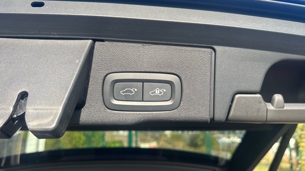 Volvo XC60 2.0 B5P Plus Dark 5dr AWD Geartronic Petrol Estate - Image 34