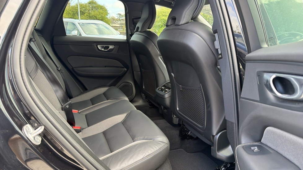 Volvo XC60 2.0 B5P Plus Black Edition 5dr AWD Geartronic Petrol Estate - Image 6