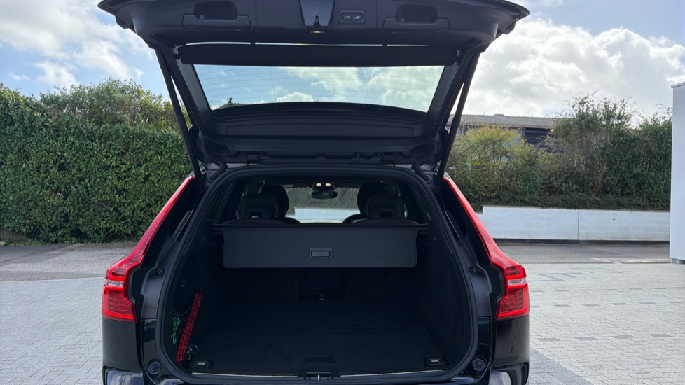 Volvo XC60 2.0 B5P Plus Black Edition 5dr AWD Geartronic Petrol Estate - Image 13
