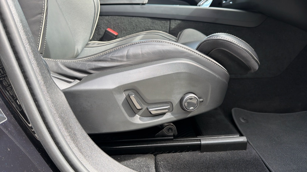 Volvo XC60 2.0 B5P Plus Black Edition 5dr AWD Geartronic Petrol Estate - Image 30