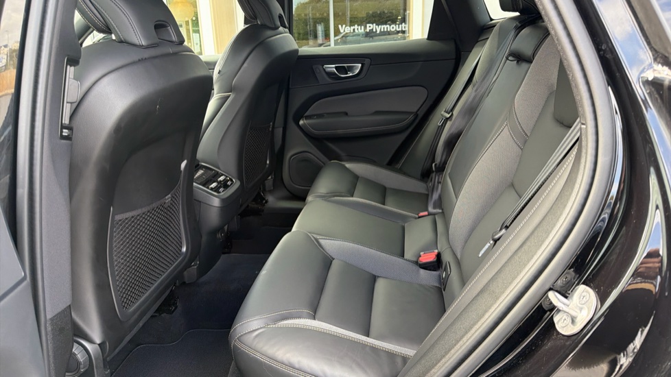 Volvo XC60 2.0 B5P Plus Black Edition 5dr AWD Geartronic Petrol Estate - Image 33