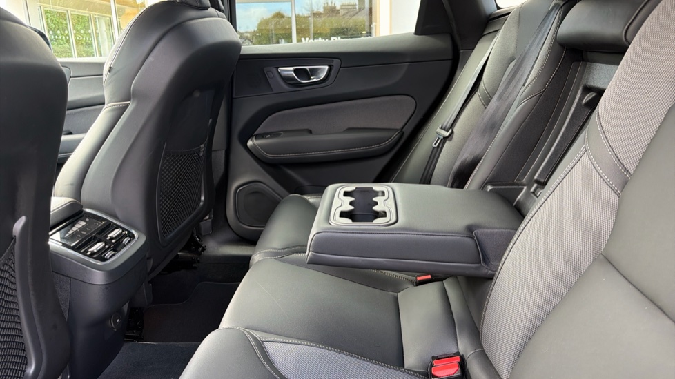 Volvo XC60 2.0 B5P Plus Black Edition 5dr AWD Geartronic Petrol Estate - Image 34