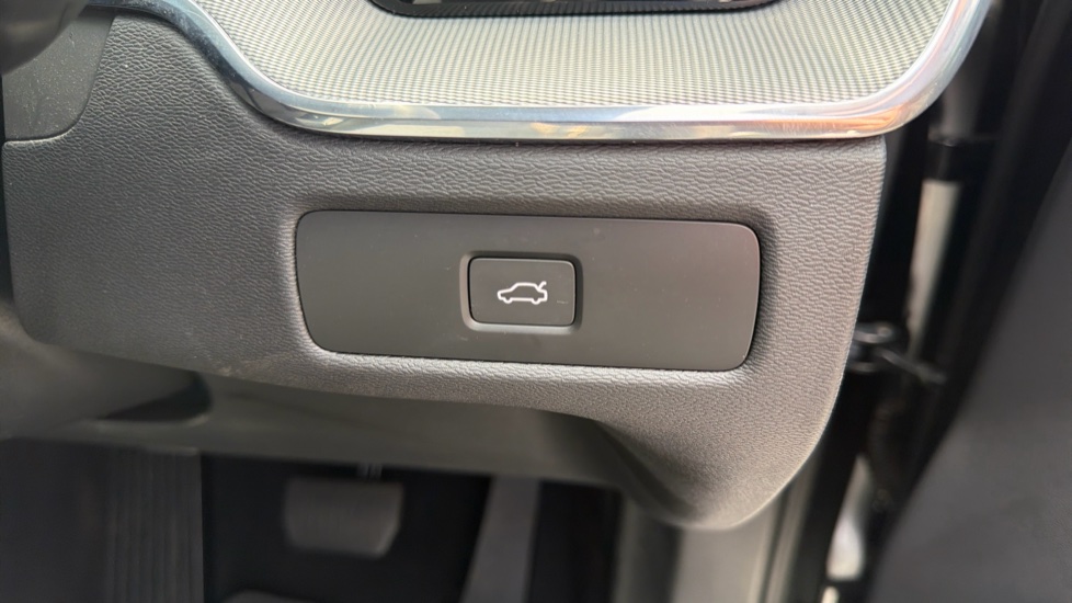 Volvo XC60 2.0 B5P Plus Black Edition 5dr AWD Geartronic Petrol Estate - Image 35
