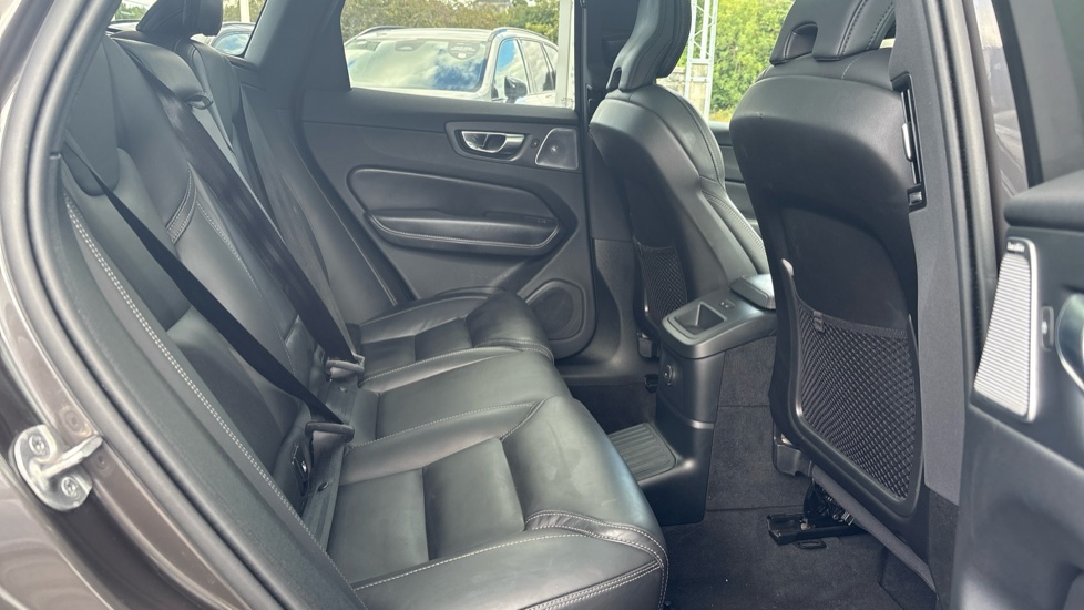 Volvo XC60 2.0 T8 [455] PHEV Ultra Dark 5dr AWD Geartronic Estate - Image 6