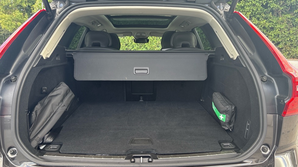 Volvo XC60 2.0 T8 [455] PHEV Ultra Dark 5dr AWD Geartronic Estate - Image 13